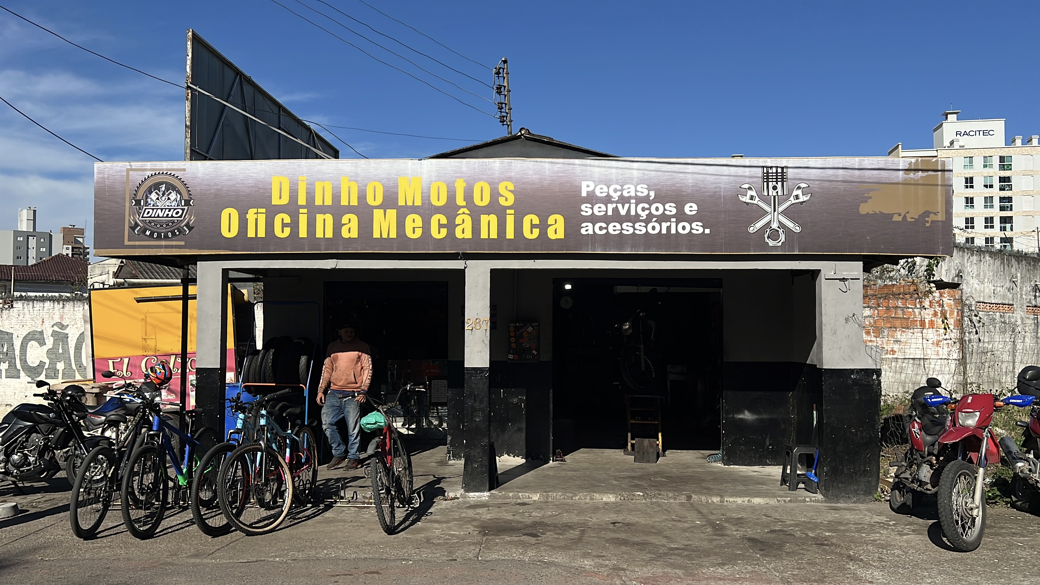 Fachada frontal da Dinho Motos em Itajaí