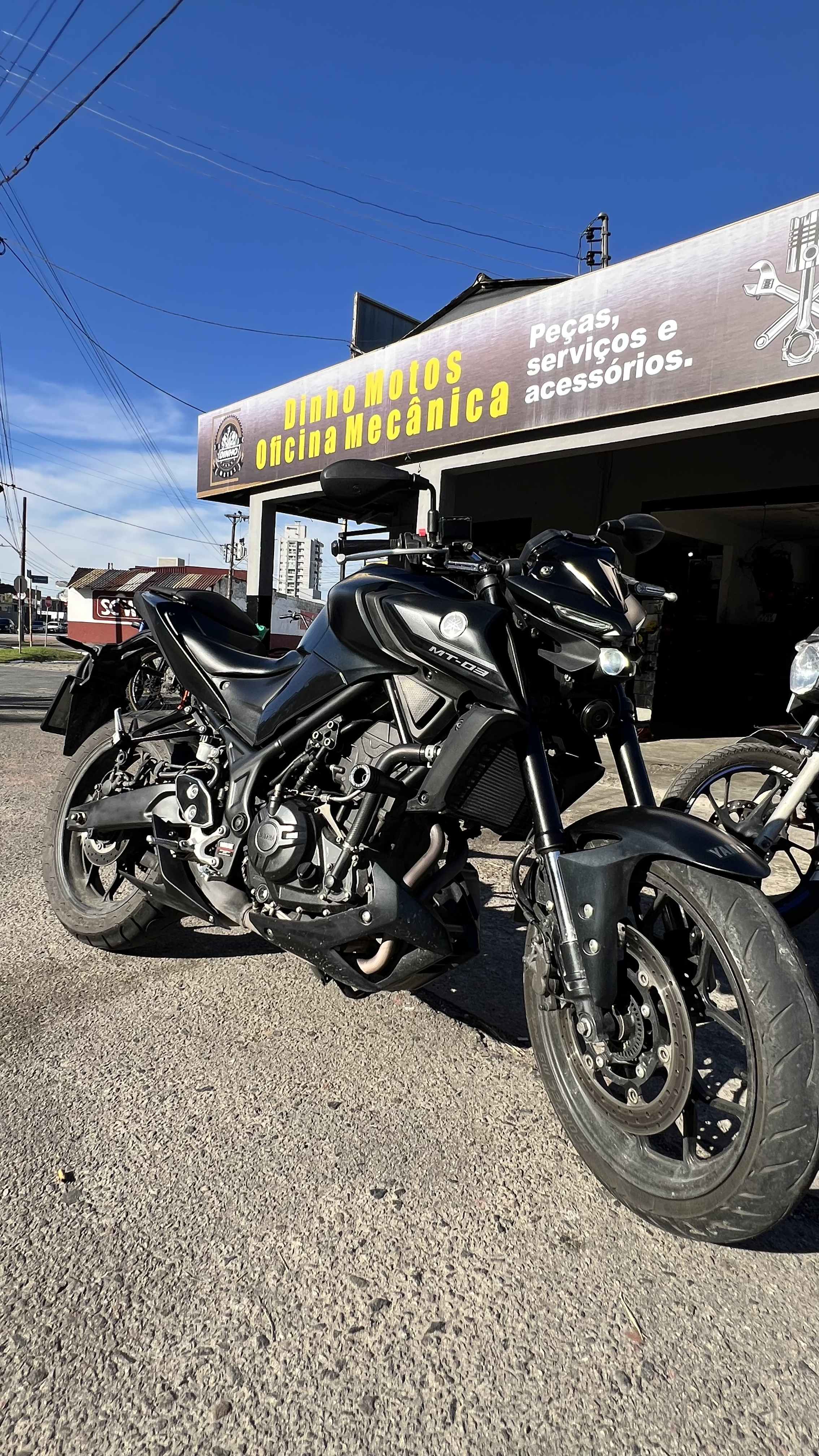 Moto MT-03 em frente à oficina Dinho Motos